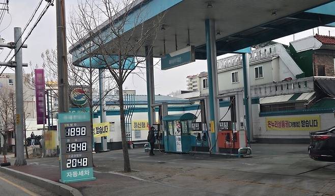 중동 정세 불안으로 국제유가가 급등하면서 국내 기름값이 빠르게 오르자 정유사 담합 조사와 주유소 가격 모니터링을 강화하는 등 정부가 가격 안정에 나섰다.