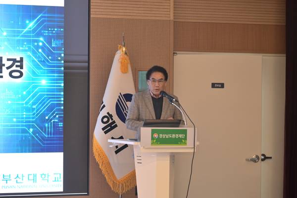 박대겸 교수가 "새로운 기술은 환경을 항상 고려해야 한다"고 말하고 있다.