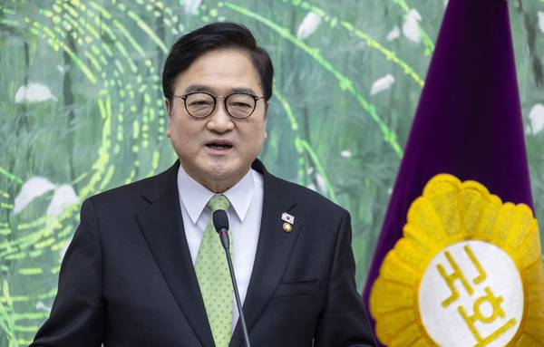 우원식 국회의장이 10일 국회에서 개헌 관련 기자회견에서 오는 17일까지 여야의 개헌 특위 구성을 촉구하고 있다. /연합뉴스