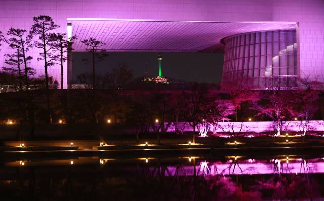 26일 오후 서울 용산구 국립중앙박물관 외관이 블랙핑크를 상징하는 분홍빛으로 물들어 있다.블랙핑크는 새 미니앨범