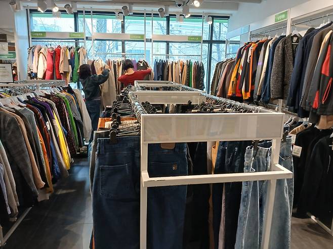 아름다운가게에는 많은 옷과 상품들이 저렴한 가격으로 전시 판매되고 있다.