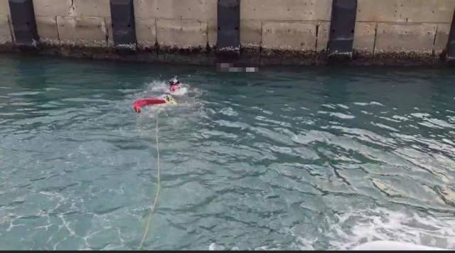 9일 부산 용호만 앞바다에서 심정지 상태로 발견된 80대 남성이 병원으로 옮겨졌지만 끝내 숨졌다. 부산해양경찰서 제공