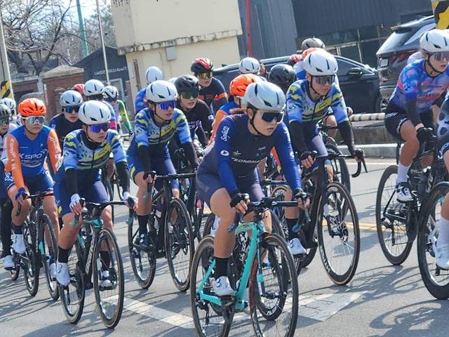 상주시청 여자 사이클팀이 전남 강진군 일원에서 열린 제73회 3·1절 기념 강진투어 전국도로 사이클 대회에서 개인종합 우승과 종합 준우승을 차지하는 등 우수한 성적을 거두었다. 사진은 상주시청 여자 사이클팀 선수들의 경기 모습. 상주시 제공
