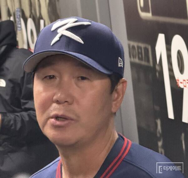 믹스드존에서 취재진과 만난 류지현 감독(사진=더게이트 배지헌 기자)