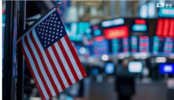 미국 뉴욕 증권 거래소 내부에 미국 국기가 걸려 있다. / 사진=LS증권 공식 네이버 블로그 캡처
