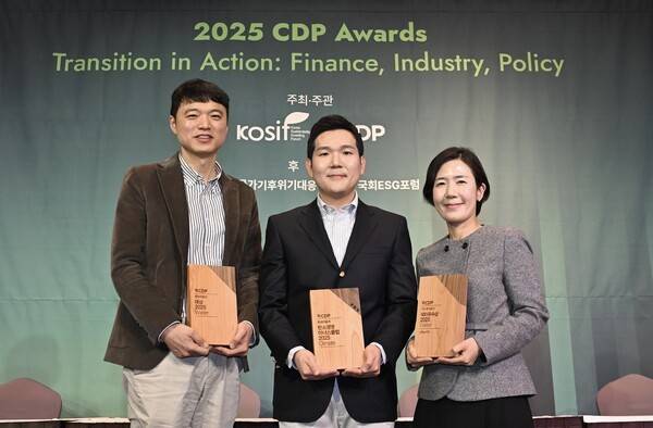 (왼쪽부터)&nbsp;현대차&nbsp;안전경영기획팀&nbsp;임남수&nbsp;팀장,&nbsp;현대차&nbsp;사업개발&지속가능경영실&nbsp;전현철&nbsp;실장,&nbsp;기아&nbsp;지속가능경영팀&nbsp;이은주&nbsp;팀장이&nbsp;기념사진을&nbsp;촬영하는&nbsp;모습 [출처=현대자동차·기아]