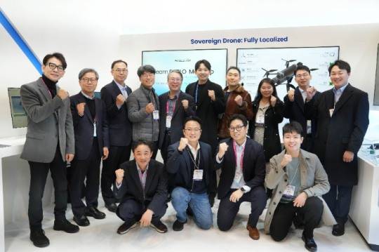 파블로항공이 지난달 26일 부산 벡스코에서 열린 'DSK 2026'에 마련한 전시 부스에서 '소버린 드론' 개발을 위한 '팀 파블로' 프로젝트를 론칭하고 11개 주요 부품 기업들과 첫 밋업 행사를 진행했다. /사진제공=파블로항공