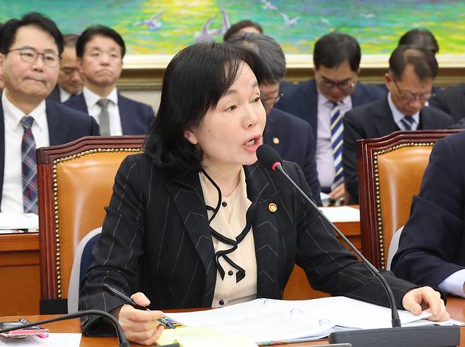 송경희 개인정보보호위원회 위원장이 2월 23일 오후 서울 여의도 국회에서 열린 정무위원회 전체회의에서 의원 질의에 답변을 하고 있다.(뉴시스)