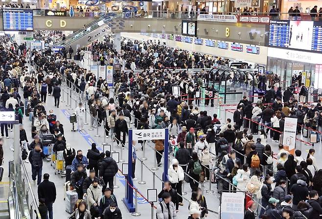 올해 연초 태국 방콕 여행 수요는 감소한 반면, 동북아 3국인 일본과 중국, 대만 여행 수요는 급증하는 현상이 감지됐다. 사진은 올해 2월 설 연휴 기간 김해국제공항에 몰린 여행객 인파. / 뉴시스