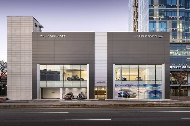 &nbsp;도이치오토모빌그룹 자회사 브리티시오토가 랜드로버 딜러권을 반납했다. 사진은 재규어랜드로버 안양 평촌 전시장 및 서비스센터. / JLR코리아