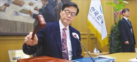 이창용 한국은행 총재가 지난달 26일 금융통화위원회 통화정책방향 회의에서 의사봉을 두드리고 있다. 한은은 이날 기준금리를 연 2.5%로 동결했다. /사진공동취재단