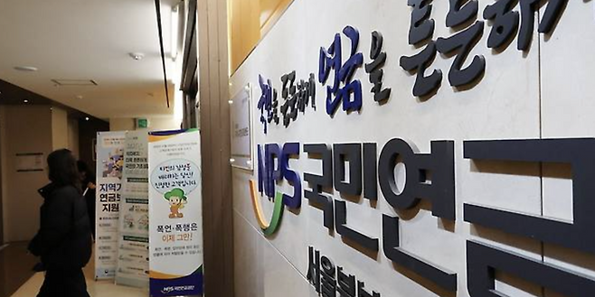 연봉 5600만원 노인도 기초연금을 받지만, 정작 연금을 받는 338만명은 최소생활비에 미달하는 역설적 상황이다. 하위 70%에게 일률 지급하는 현행 제도의 한계로, 막대한 재정 투입 대비 노인 빈곤 구제 효과가 미흡하다는 지적이 나온다. /연합뉴스