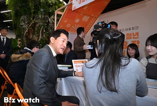 오세훈 서울시장이 10일(화) 서울 청년 홈&잡(Home & Job) 페어를 찾은 청년과 대화하고 있다./사진=서울시