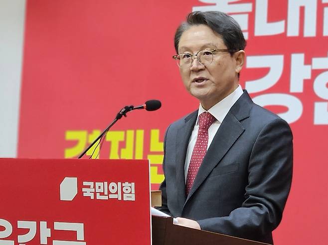 윤석열 전 대통령의 내란 재판 변호인인 윤갑근 전 국민의힘 충북도당위원장이 4일 충북도청 브리핑룸에서 충북지사 선거 출마를 공식 선언하고 있다. 뉴시스 제공