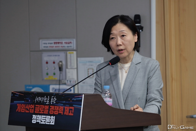 국내 게임업계 대상의 조세지원 필요성을 발제한 한국콘텐츠진흥원 송진 콘텐츠산업정책연구센터장.