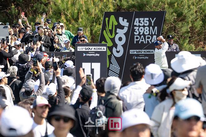 지난해 5월 인천 잭니클라우스 골프클럽에서 열린 LIV 골프코리아 경기장을 찾은 팬들이 브라이슨 디섐보의 스윙을 촬영하고 있다. (사진=LIV Golf)