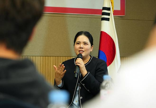 박인비가 7일 서울올림픽파크텔에서 열린 KGA 국가대표와 상비군 교육에서 후배들과 대화하고 있다. (사진=KGA)