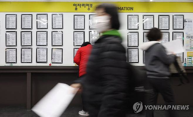 고령자 일자리 정보 살피는 구직자들.(사진=연합뉴스)