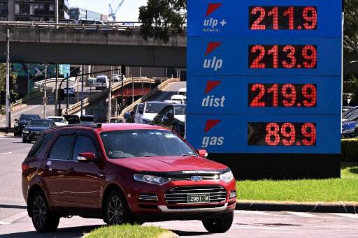 10일(현지시간) 호주 멜버른의 한 주유소 밖 전광판에 중동 분쟁 여파로 급등한 휘발유와 경유 가격이 표시돼 있다.(사진=AFP)