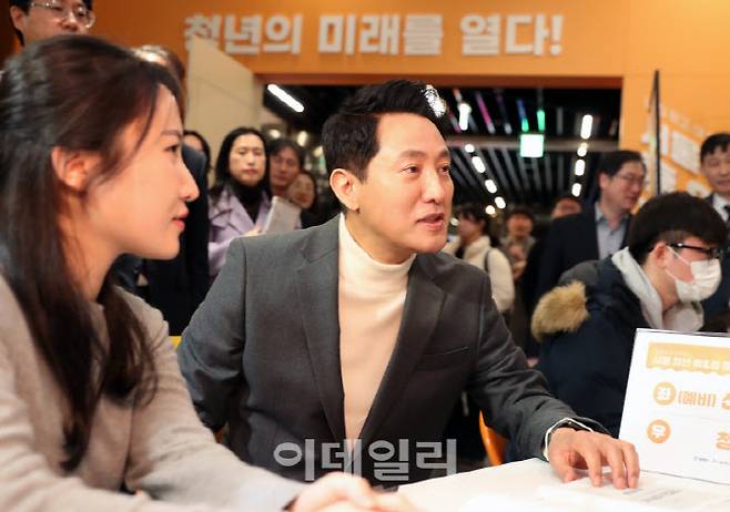 오세훈 서울시장이 10일 오후 중구 시청청사에서 열린 청년 홈&잡 페어에 참석해 청년들과 대화를 나누고 있다. (사진=김태형 기자)