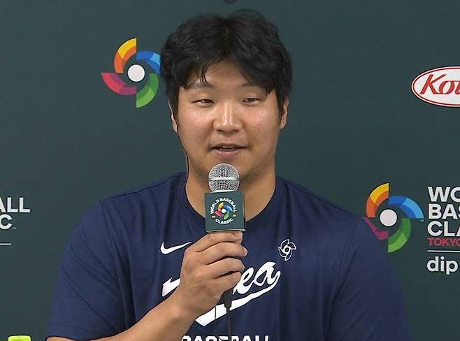 (문보경이 9일 WBC 예선 호주전이 끝난 뒤 언론 인터뷰를 하고 있다)