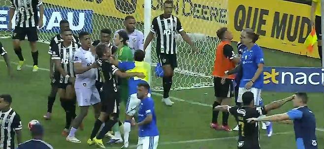 브라질 프로축구에서 집단 난투극이 벌어져 무려 23명이 퇴장 당했다. (중계화면 캡처)