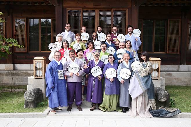 문화소통포럼 CCF 2016 한복을 입은 해외 문화인사들 (CICI 제공)