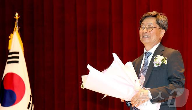 정일연 신임 국민권익위원회 위원장이 4일 세종시 정부세종청사 12동 대강당에서 열린 취임식에서 환영 꽃다발을 받고 있다. 2026.3.4 ⓒ 뉴스1 김기남 기자