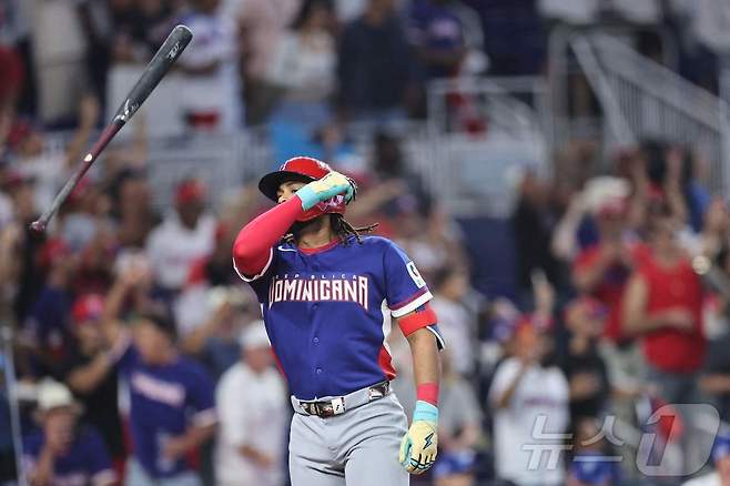 도미니카공화국의 페르난도 타티스 주니어가 10일(한국시간) 열린 2026 WBC 본선 1라운드 D조 이스라엘과의 경기에서 2회 만루홈런을 때린 뒤 방망이를 던지고 있다. ⓒ AFP=뉴스1