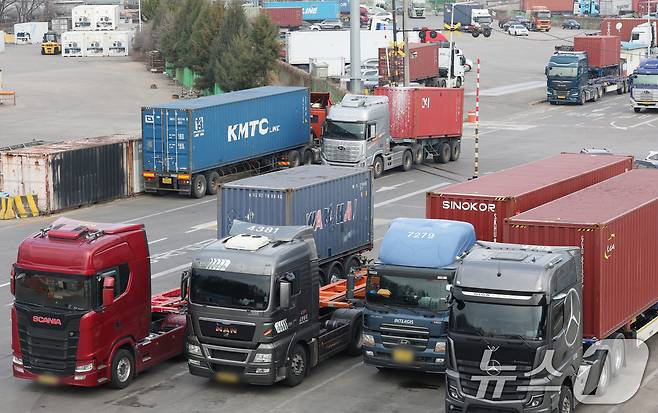 호르무즈 해협 봉쇄 여파로 국제유가가 배럴당 100달러 넘어선 9일 경기 의왕시 의왕ICD 터미널에 화물차들이 주차돼 있다. 2026.3.9 ⓒ 뉴스1 김영운 기자
