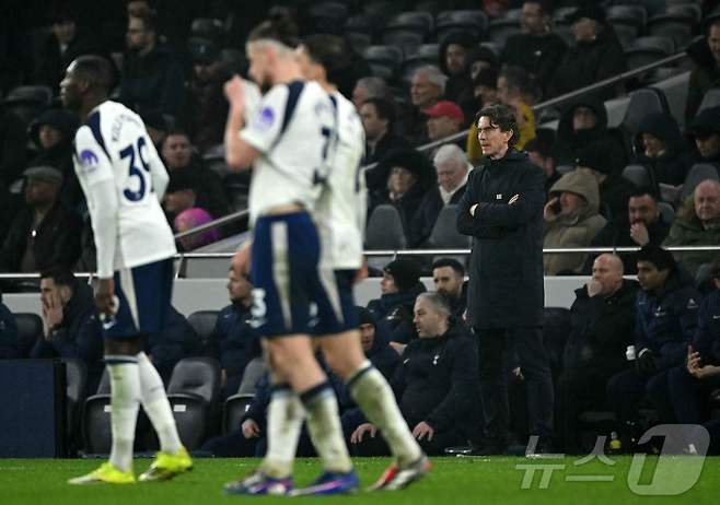 아쉬워하는 토트넘 선수들 ⓒ AFP=뉴스1