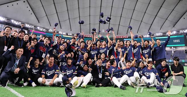 9일 일본 도쿄돔에서 열린 2026 월드베이스볼클래식(WBC) 조별리그 C조 대한민국과 호주의 경기, 7-2 승리로 8강 진출을 확정지은 대한민국 선수들이 허구연 총재와 함께 환호하고 있다. 2026.3.9 ⓒ 뉴스1 구윤성 기자