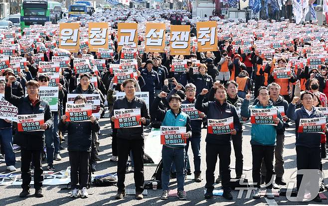 민주노총 조합원들이 10일 서울 종로구 세종대로 일대에서 열린 민주노총 투쟁 선포대회에서 구호를 외치고 있다. 2026.3.10 ⓒ 뉴스1 최지환 기자