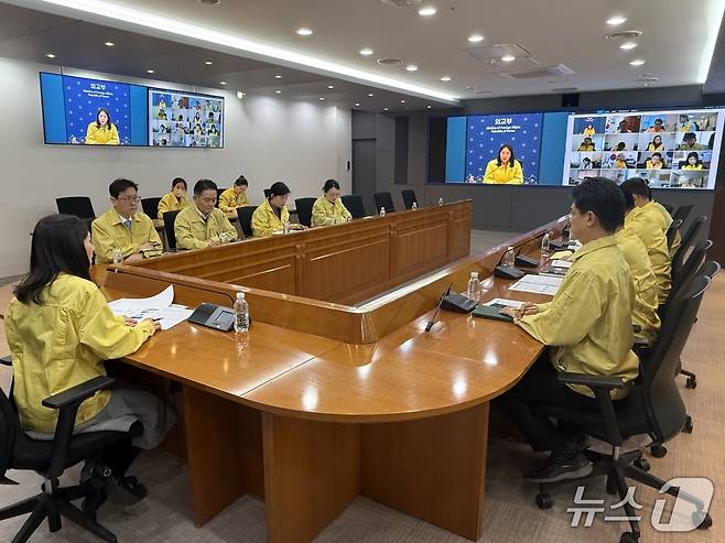 (서울=뉴스1) 김예슬 기자 = 외교부는 중동 지역 긴장이 지속되는 가운데 현지 상황을 점검하고 우리 국민 보호 방안을 논의하기 위해 10일 김진아 외교부 2차관 주재로 재외국민보호대책본부 회의를 개최했다고 밝혔다.(외교부 제공).