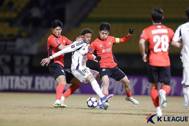 강원 선수들이 지난 3일 춘천에서 열린 마치다와의 16강 1차전서 경기에 임하고 있다. 제공 | 한국프로축구연맹