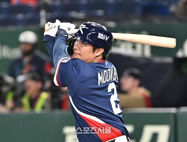 대한민국 야구대표팀의 문보경이 9일 일본 도쿄 도쿄돔에서 열린 2026 월드 베이스볼 클래식(WBC) 조별리그 호주와의 경기 5회초 2사 1루 상황에서 1타점 적시타를 치고 있다. 2026. 3. 9. 도쿄(일본) | 박진업 기자 upandup@sportsseoul.com