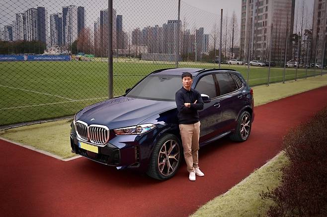 BMW 코리아 공식 딜러사인 도이치 모터스가 수원삼성블루윙즈 이정효 감독의 2026 시즌 활동과 K리그1 승격을 응원하며 ‘BMW X5 xDrive40i M Sport’를 후원한다고 밝혔다. 사진 | 도이치모터스