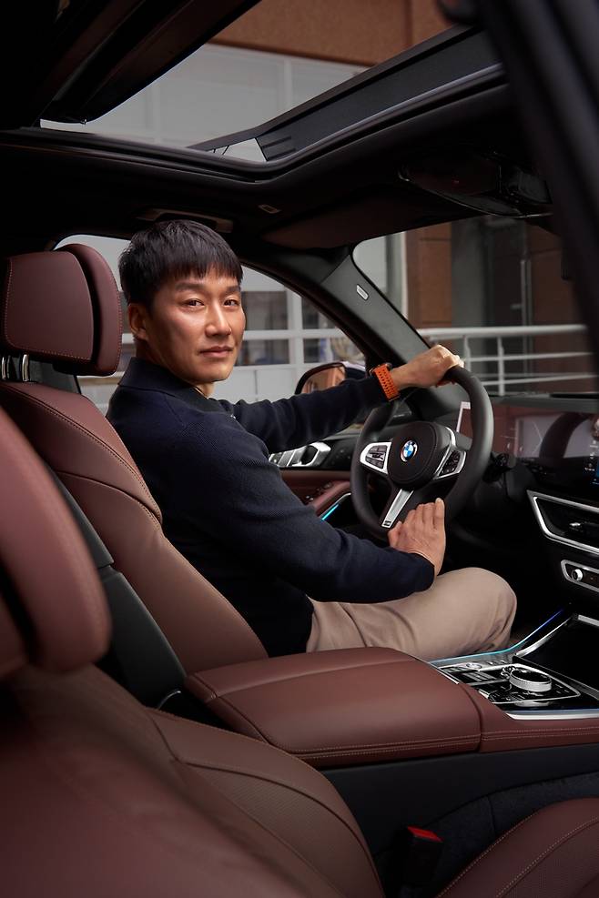 BMW 코리아 공식 딜러사인 도이치 모터스가 수원삼성블루윙즈 이정효 감독의 2026 시즌 활동과 K리그1 승격을 응원하며 ‘BMW X5 xDrive40i M Sport’를 후원한다고 밝혔다. 사진 | 도이치모터스