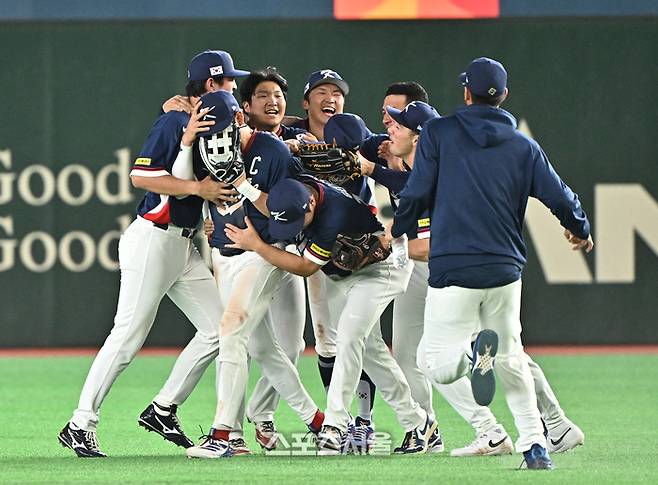 대표팀 이정후(왼쪽 두 번째)가 글러브로 얼굴을 가리고 눈물을 흘리고 있다.  도쿄 | 박진업 기자 upandup@sportsseoul.com