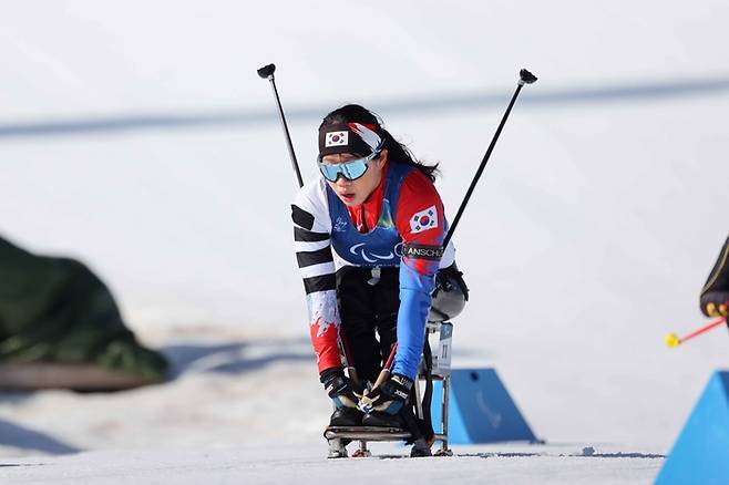 김윤지가 8일(한국시간) 이탈리아 테세로 크로스컨트리 스타디움에서 열린 2026 밀라노·코르티나 동계패럴림픽 바이애슬론 여자 스프린트 좌식 12.5㎞에서 레이스를 펼치고 있다. 사진 | 대한장애인체육회