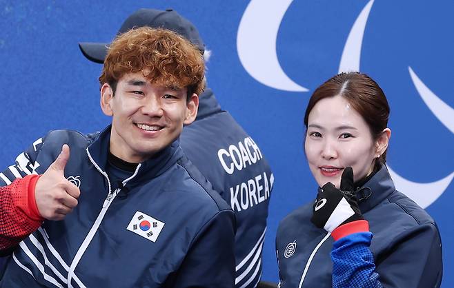 백혜진-이용석 조가 9일(현지시간) 이탈리아 코르티나 컬링 올림픽 스타디움에서 열린 2026 밀라노·코르티나 동계패럴림픽 휠체어컬링 믹스더블 예선 최종전 에스토니아와 경기에서 10-1 대승을 거두며 준결승 진출에 성공했다. 경기 후 이용석과 백혜진이 엄지를 치켜세우고 있다. 사진 | 대한장애인체육회