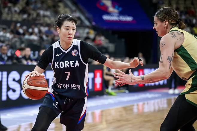 한국 여자농구 대표팀 박지수가 중국 선전 스포츠센터에서 열린 2025 FIBA 아시아컵 4강 호주와 경기서 드리블하고 있다. 사진 | FIBA 홈페이지