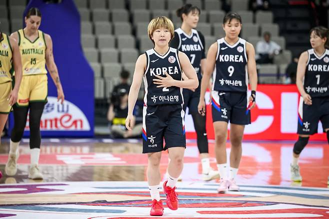 한국 여자농구 대표팀 안혜지가 중국 선전 스포츠센터에서 열린 2025 FIBA 아시아컵 4강 호주와 경기서 코트를 바라보고 있다. 사진 | FIBA 홈페이지