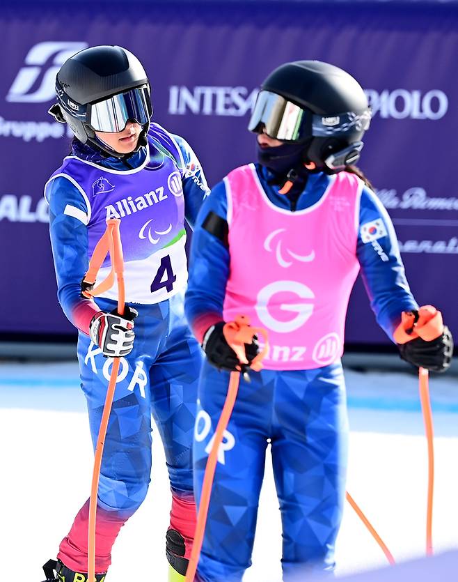 최사라(왼쪽)와 어은미 가이드가 이탈리아 코르티나 토파네 알파인스키 센터에서 열린 2026 밀라노·코르티나 동계패럴림픽 알파인스키 여자 슈퍼대회전 레이스를 경기장을 빠져나가고 있다. 사진 | 대한장애인체육회