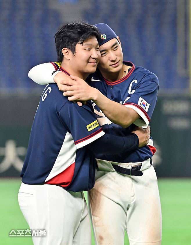 문보경(왼쪽)과 이정후가 호주와의 경기에서 7-2로 승리해 극적으로 8강전 진출을 확정한 뒤 기뻐하고 있다. 2026. 3. 9.  도쿄(일본) | 박진업 기자 upandup@sportsseoul.com