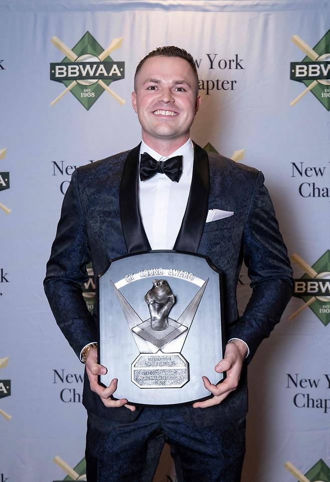 아메리칸리그(AL) 사이영상 수상자 타릭 스쿠발이 24일(현지시간) 미국 뉴욕 힐튼 미드타운에서 열린 미국야구기자협회(BBWAA) 시상식에서 포즈를 취하고 있다. 사진 | 뉴욕=AFP연합뉴스