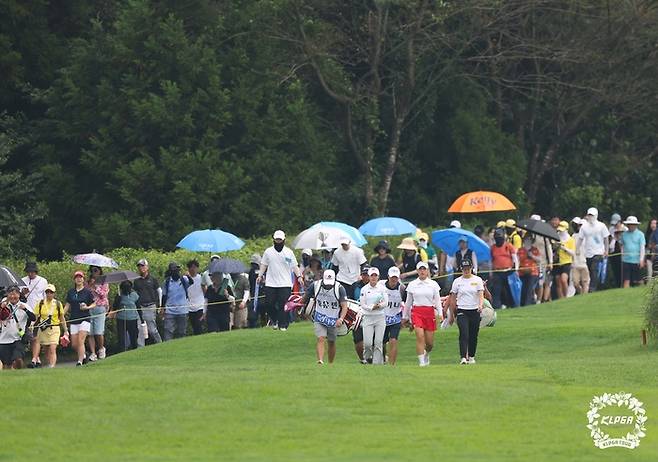 KLPGA투어에서도 두꺼운 팬층을 보유한 윤이나 방신실 황유민이 한조로 플레이하자 구름갤러리가 따라다니고 있다. 사진 | KLPGA