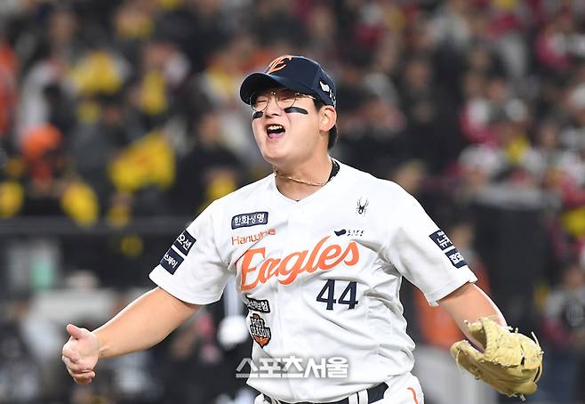 한화 김서현이 30일 대전 한화생명볼파크에서 열린 2025 KBO리그 LG와 한국시리즈 4차전 8회초 2사 1-2루 상황에서 LG 오스틴를 내야 뜬공으로 잡아낸 뒤 포효하고 있다. 대전 | 박진업 기자 upandup@sportsseoul.com