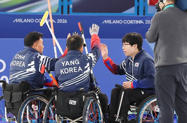 휠체어컬링 혼성팀이 10일(현지시간) 이탈리아 코르티나 컬링 올림픽 스타디움에서 열린 2026 밀라노·코르티나 동계패럴림픽 휠체어컬링 혼성팀 예선 노르웨이와 경기에서 완승을 거뒀다. 사진 | 대한장애인체육회