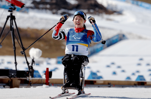 8일(한국시간) 김윤지가 이탈리아 테세로 크로스컨트리 스타디움에서 열린 2026 밀라노·코르티나 동계패럴림픽 바이애슬론 여자 스프린트 좌식 12.5㎞에서 레이스를 마친 후 기뻐하고 있다. /사진=대한장애인체육회